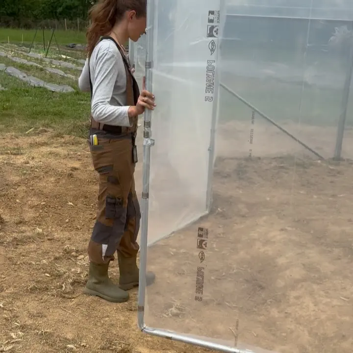 Anaïs devant une serre de la ferme florale à Varades