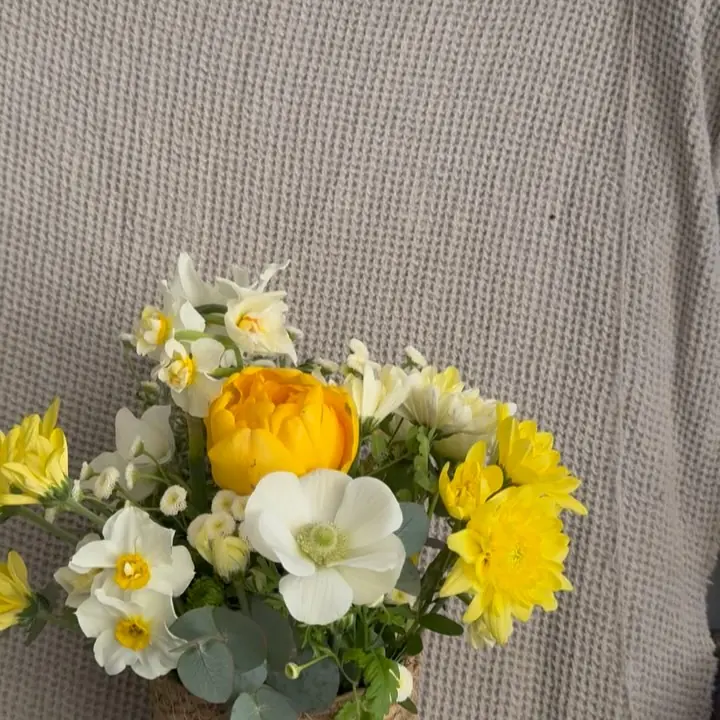 Bouquet jaune et blanc dans un panier en osier