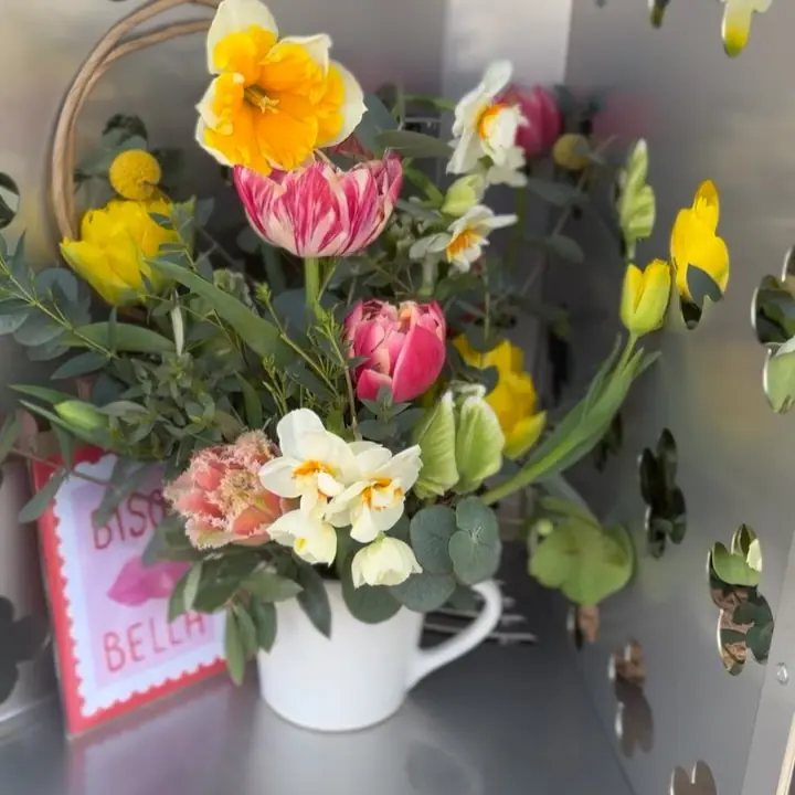 Bouquet de tulipes, narcisses et eucalyptus dans une tasse
