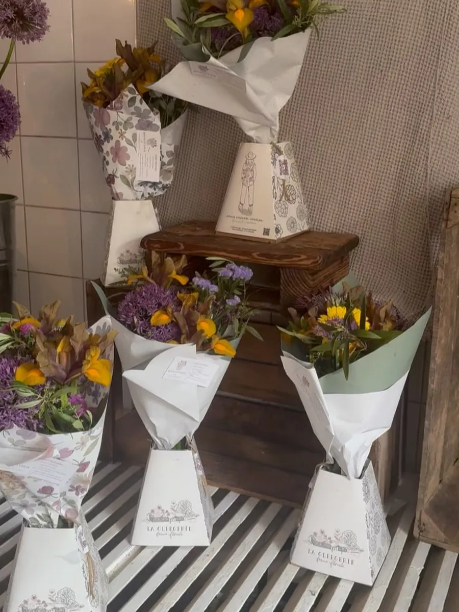 Bouquets de fleurs fraîches emballés dans des cônes La Clergerie, prêts à offrir