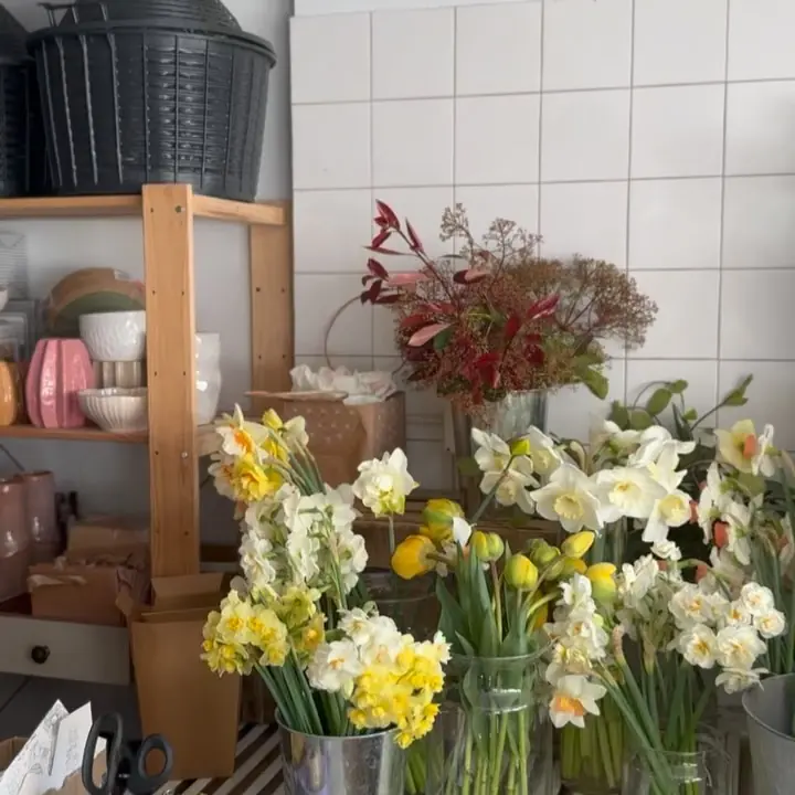 Bouquets de narcisses et de fleurs de printemps dans l'atelier de la ferme florale