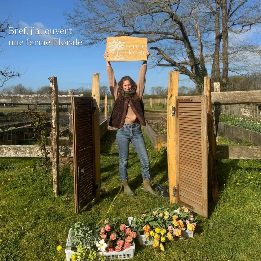 Anaïs ouvrant la ferme florale La Clergerie à Varades, portail en bois et cagettes de fleurs de printemps
